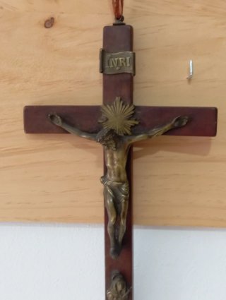 Crucifijo antiguo INRI