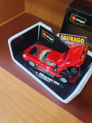 Ferrari 250 Le Mans  Bburago scala da 1/18
