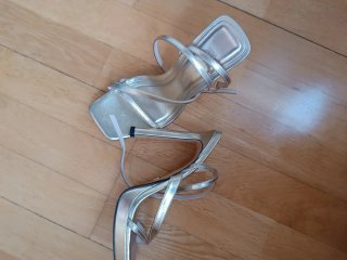 Sandalias doradas Zara Talla 37 Un solo uso.