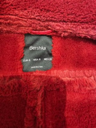 Abrigo de mujer rojo con borreguito