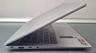 Lenovo Oled Ryzen 5 512GB SSD 16GB RAM Radeon 2GB