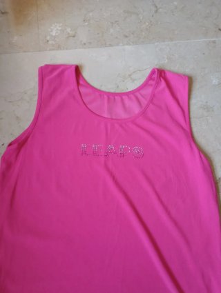 Camiseta fucsia tirantes con pedrería