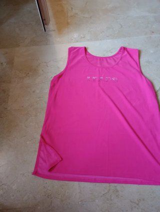 Camiseta fucsia tirantes con pedrería