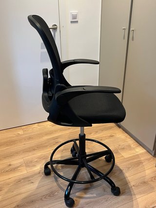 Silla alta de escritorio negra. No reclinable.