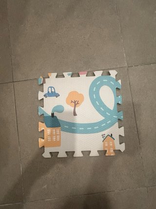 Valla infantil de plástico duro con alfombra
