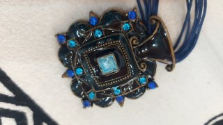 Collana ciondolo blu metallo smaltato strass