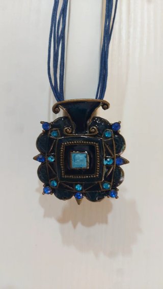 Collana ciondolo blu metallo smaltato strass