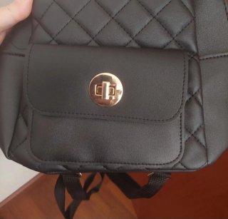 Mochila pequeña acolchada negra