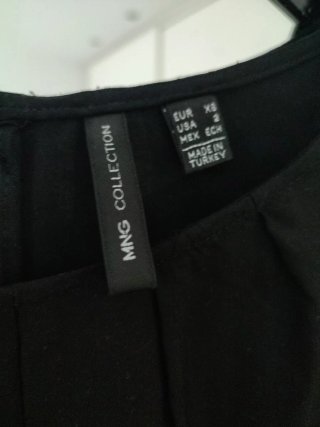 Camiseta negra Mango con pedrería