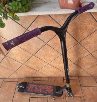 Patín Scooter Negro con Puños Morados