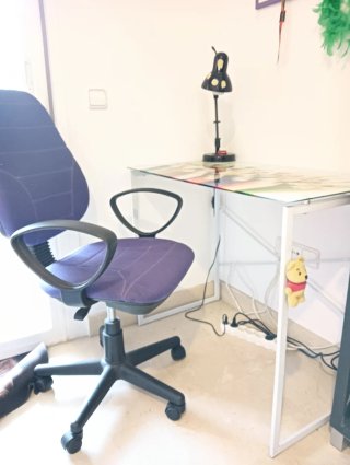 Mesa escritorio cristal diseño lápices colores