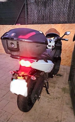Gilera GP 800 Maxi Scooter Negra y Blanca