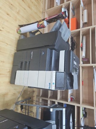 Konica Minolta Bizhub Uno color y otro. Lanzó y ne