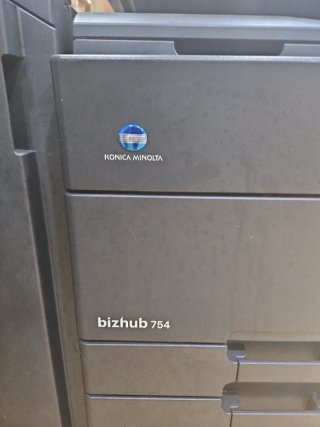 Konica Minolta Bizhub Uno color y otro. Lanzó y ne