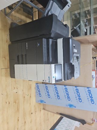 Konica Minolta Bizhub Uno color y otro. Lanzó y ne