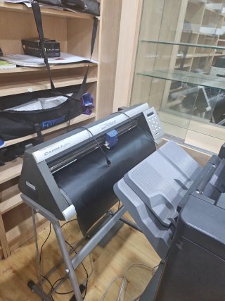 Konica Minolta Bizhub Uno color y otro. Lanzó y ne