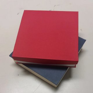 Estuche de cartón rojo o azul