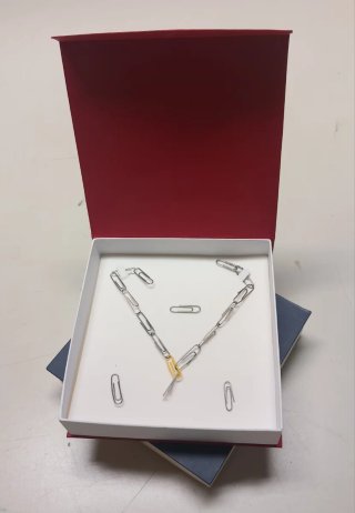 Estuche de cartón rojo o azul