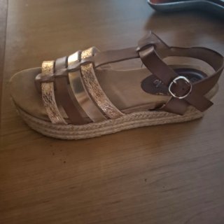 Sandalias cuña verano marrón y dorado.