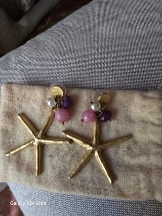 Pendientes largos dorados con piedras moradas