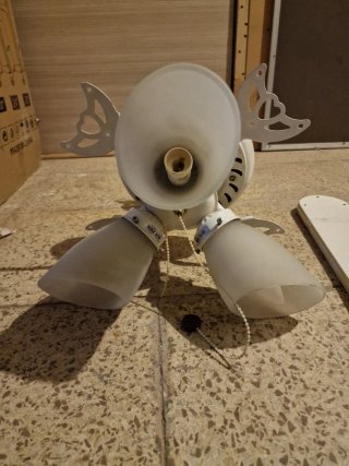 Ventilador de techo blanco con luces