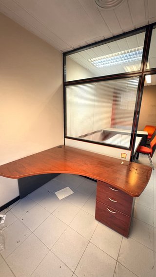11 escritorios y 14 sillas oficina