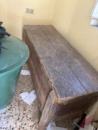 Sillón de madera y tela estampado