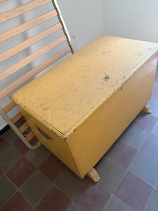 Sillón de madera y tela estampado