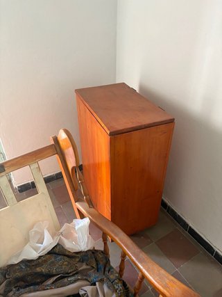 Sillón de madera y tela estampado