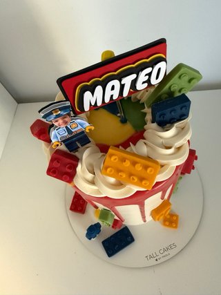 Divertida tarta de cumple con la temática de LEGO