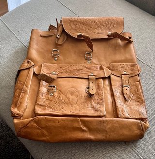 Mochila de piel vacuna con grabados