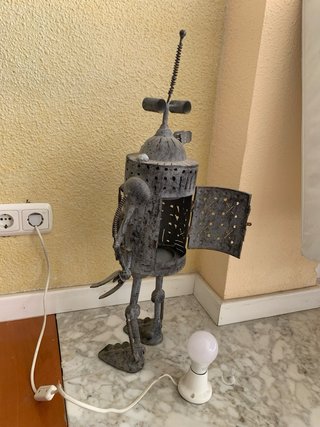 Figura robot artigianale in metallo con luce