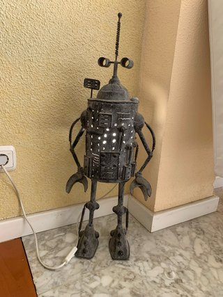 Figura robot artigianale in metallo con luce