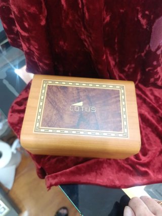 Estuche para relojes Lotus Oro