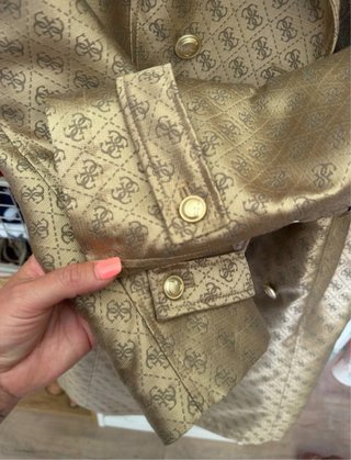 Gabardina Guess Dorada