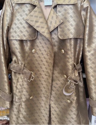 Gabardina Guess Dorada