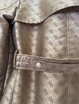 Gabardina Guess Dorada