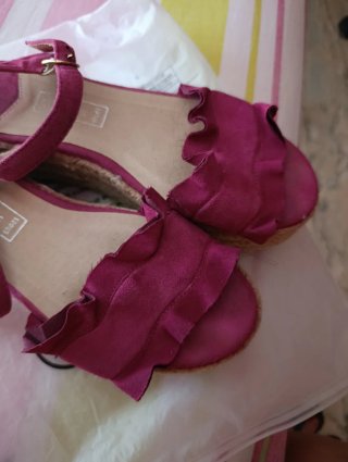 Sandalias con volantes y cuña