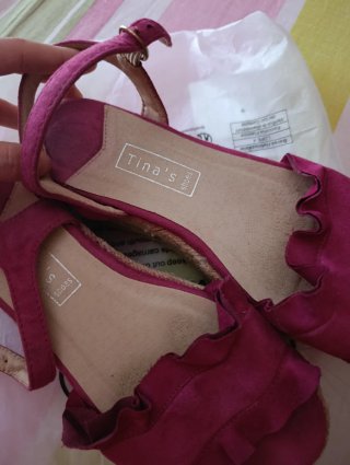 Sandalias con volantes y cuña