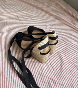 Cuñas negras con cordones largos