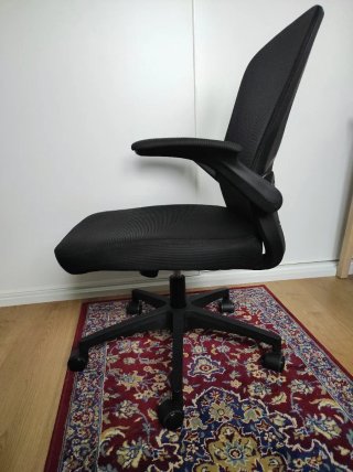 Silla de oficina ergonómica con reposabrazos