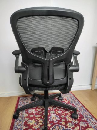 Silla de oficina ergonómica con reposabrazos