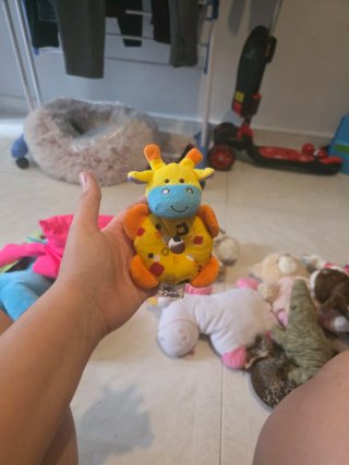 Peluche de perro marrón y blanco a 1 euro cada uno