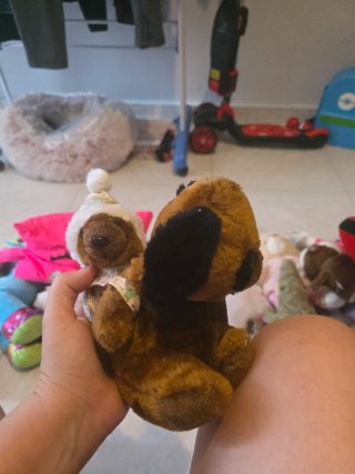 Peluche de perro marrón y blanco a 1 euro cada uno