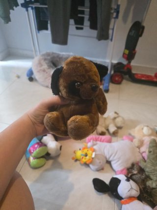 Peluche de perro marrón y blanco a 1 euro cada uno