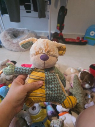 Peluche de perro marrón y blanco a 1 euro cada uno