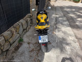 Yamaha aniversario R1 Deportiva Negra y Amarilla
