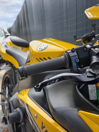 Yamaha aniversario R1 Deportiva Negra y Amarilla