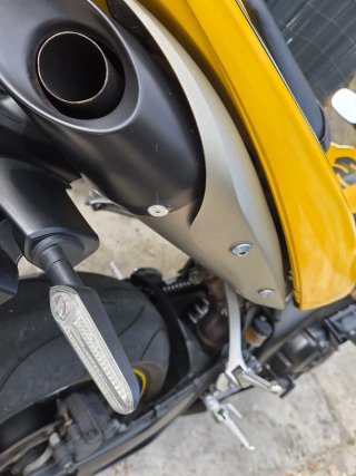 Yamaha aniversario R1 Deportiva Negra y Amarilla