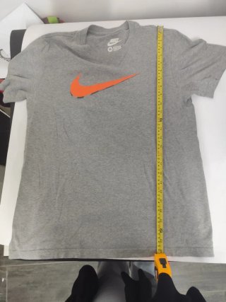 T-shirt Nike grigia con logo arancione